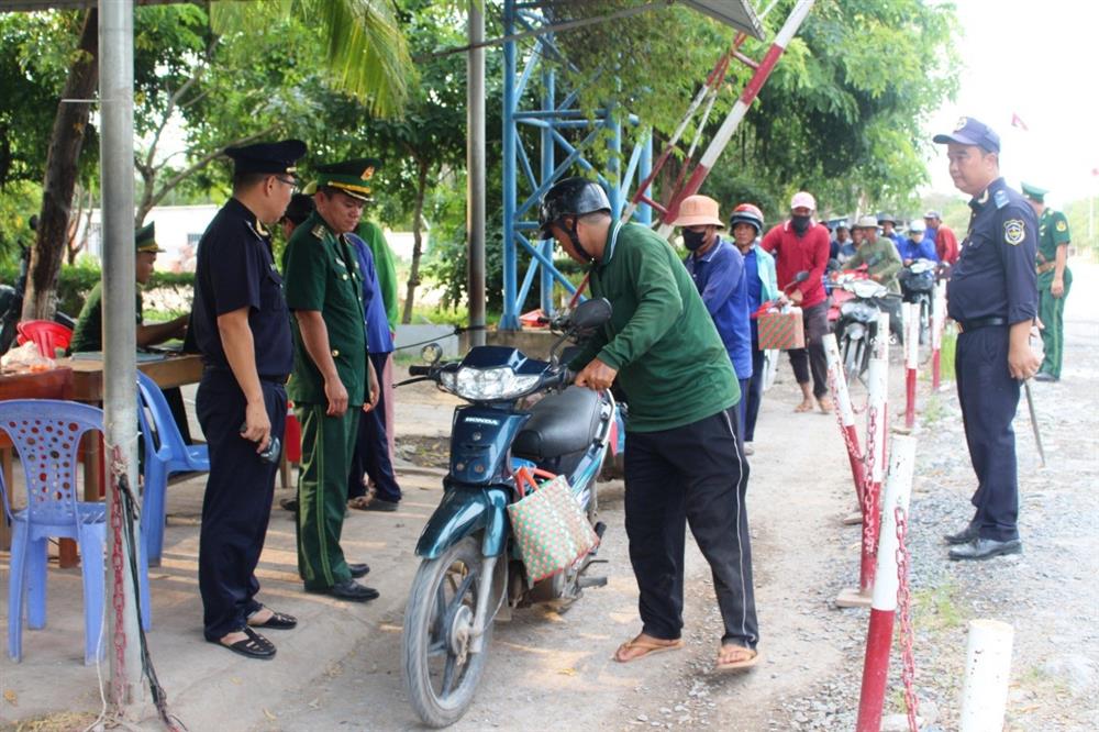 Các lực lượng chức năng phối hợp kiểm tra người và phương tiện qua lại khu vực biên giới.